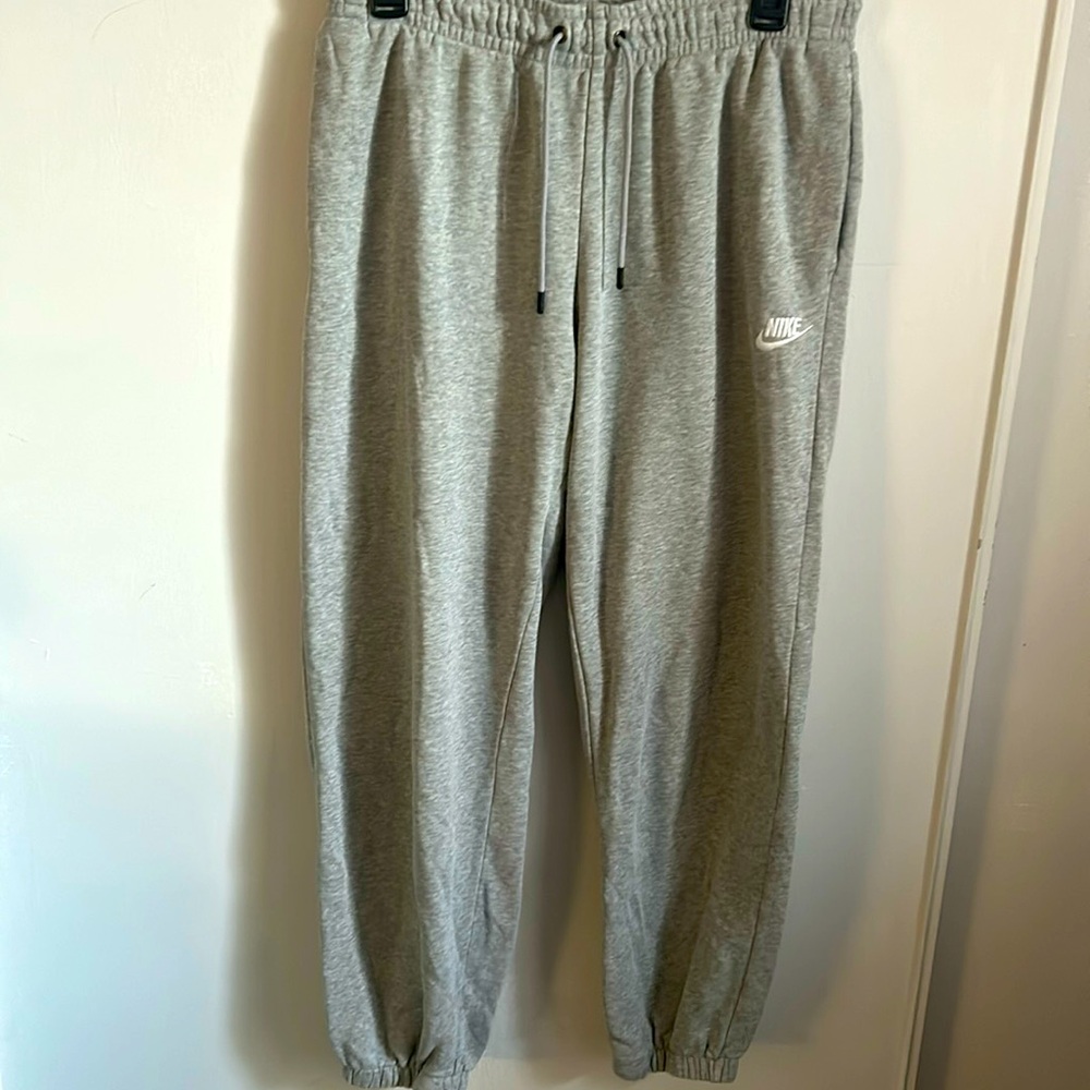 Nike Women’s Gray Sportswear Essential Fleece Lounge Athletic Sweatpants - Picture 2 of 9